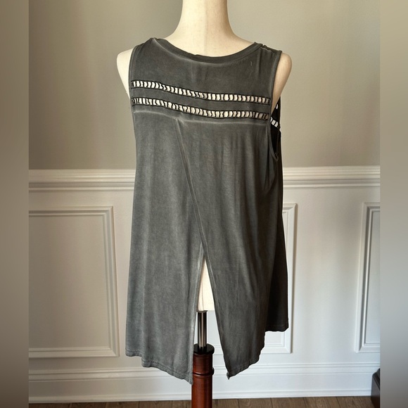 POL Sleeveless Cutout Detail Split Back Top size Small - Picture 4 of 11